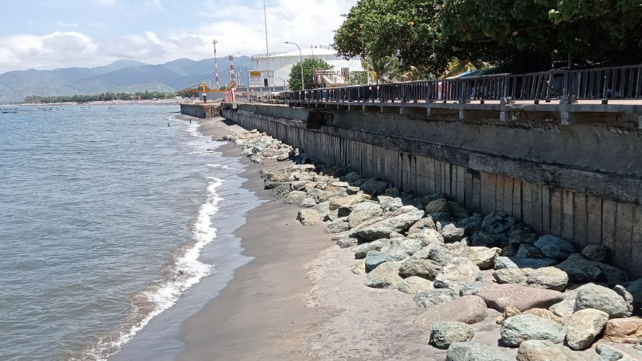 Pemasangan "riprap" atau pengaman tanggul dari gelombang di Pesisir Pantai Ampenan Kota Mataram, Provinsi Nusa Tenggara Barat, jadi program prioritas. (ANTARA/Nirkomala)