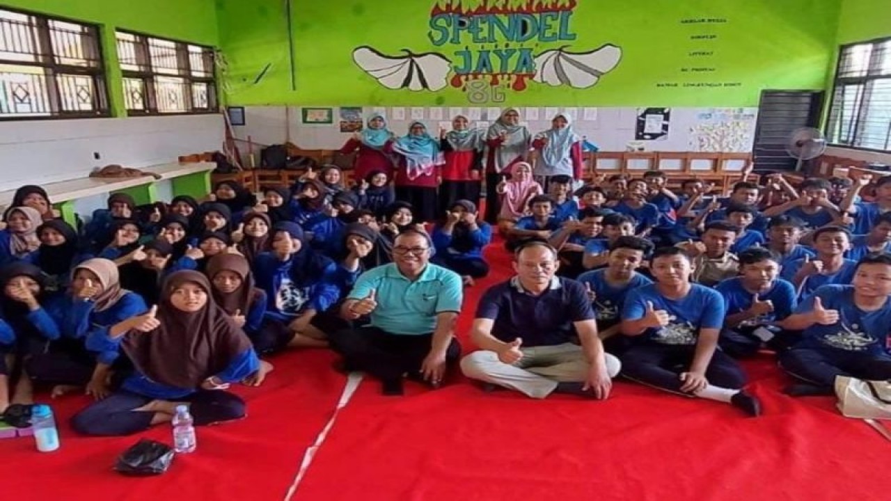 Kepala Dinas Kesehatan Kota Pekalongan Slamet Budiyanto (berkaos hijau) berfoto bersama dengan para pelajar di Pekalongan dalam kegiatan aksi bergizi cegah stunting. (ANTARA/HO-Humas Kota Pekalongan)