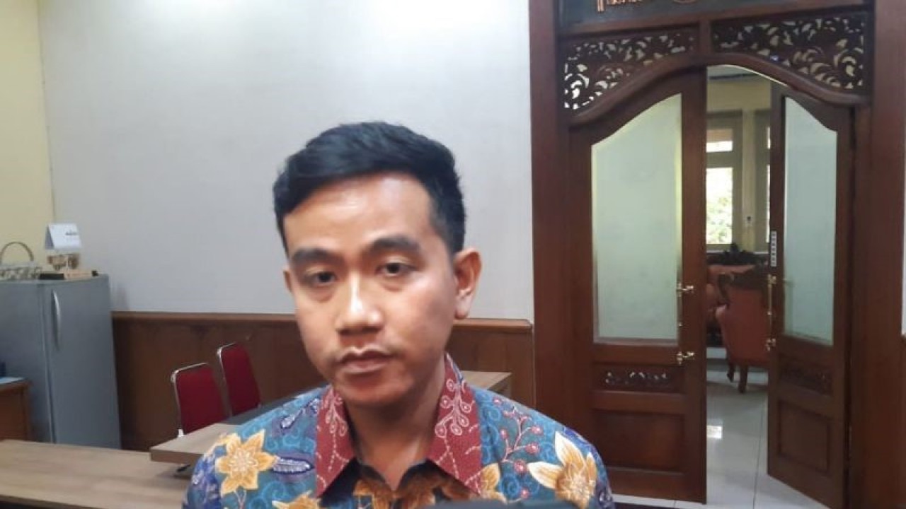 Wali Kota Surakarta Gibran Rakabuming Raka memberikan keterangan kepada wartawan di Solo, Jawa Tengah, Senin (13/11/2023). ANTARA/Aris Wasita