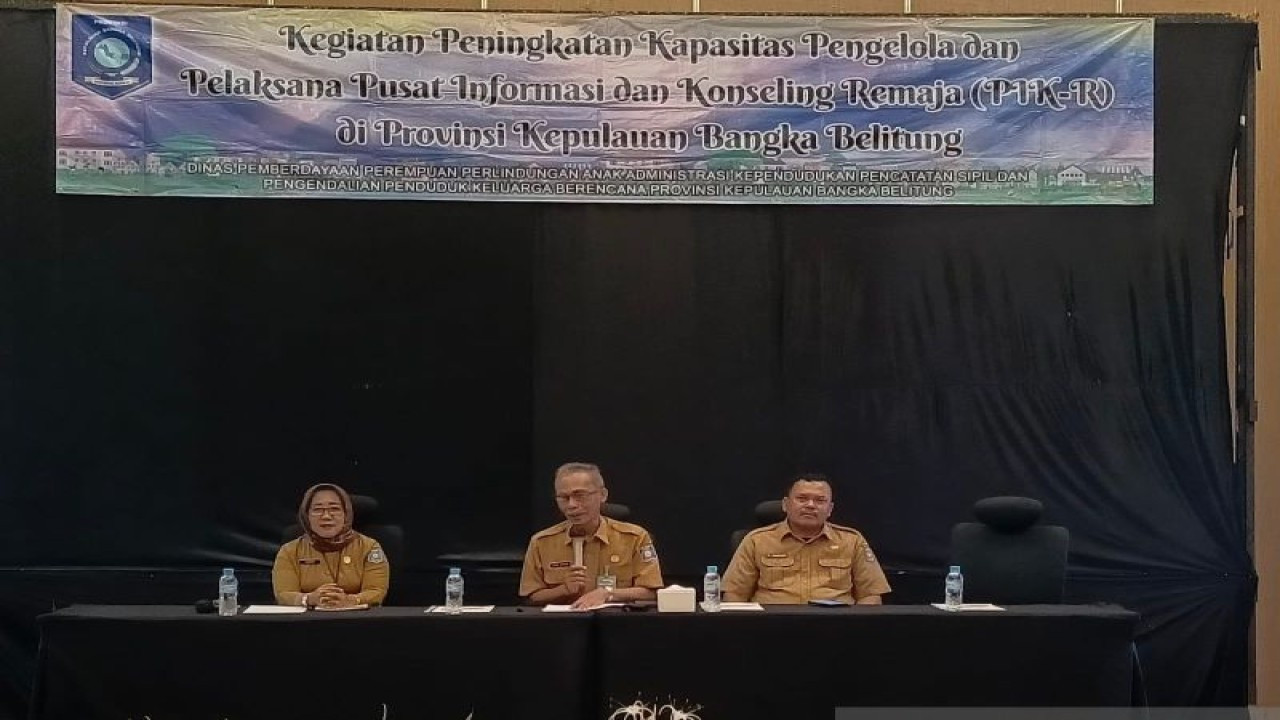 Kepala DP3ACSKB Provinsi Kepulauan Babel Asyraf Suryadin (tengah) saat membuka sosialisasi PIK-R di Pangkalan Baru, Senin (20/11/2023) (ANTARA/Aprionis)