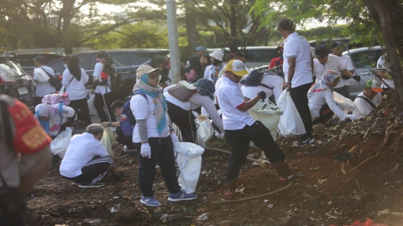 Sekitar 600 orang yang terdiri atas ASN, Penyediaan Jasa Lainnya Perorangan (PJLP), tenaga ahli, pelajar dan masyarakat menggelar kerja bakti mitigasi risiko banjir di Kali Adem, Jalan Pluit Karang Asri, Pluit, Penjaringan, Jakarta Utara, Minggu (19/11/2023). ANTARA/HO-Kominfotik Jakarta Utara