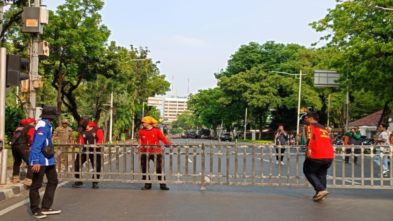 Massa buruh yang menuntut kenaikan UMP 2024 merusak fasilitas pagar Gedung Balai Kota DKI, Jakarta Pusat, Selasa (21/11/2023). ANTARA/Siti Nurhaliza