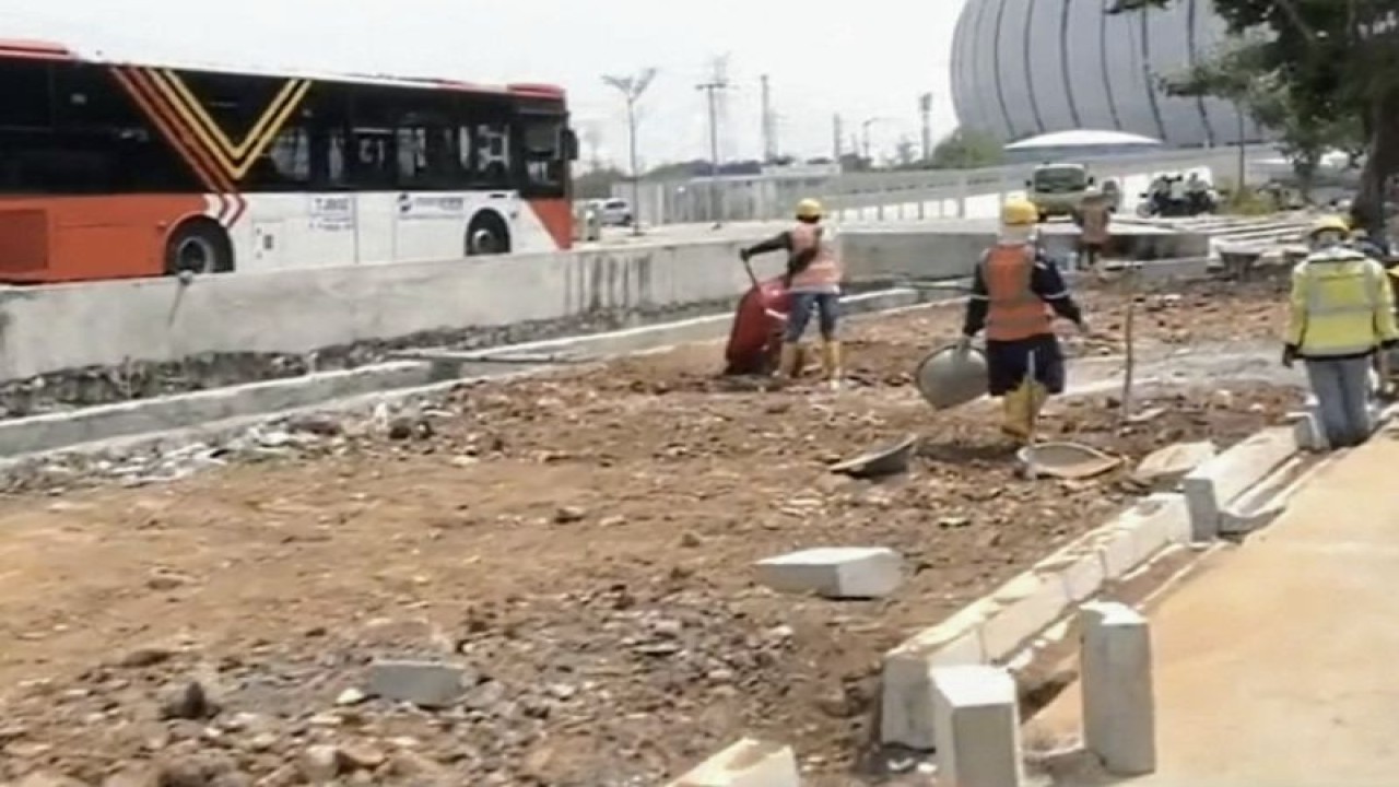 Sejumlah pekerja proyek mengerjakan pelebaran jalan beton di sekitar wilayah Tanjung Priok, Jakarta Utara, untuk menyukseskan penyelenggaraan Piala Dunia FIFA U-17 di Jakarta International Stadium (JIS), Minggu (19/10/2023). ANTARA/HO-Dinas Bina Marga DKI