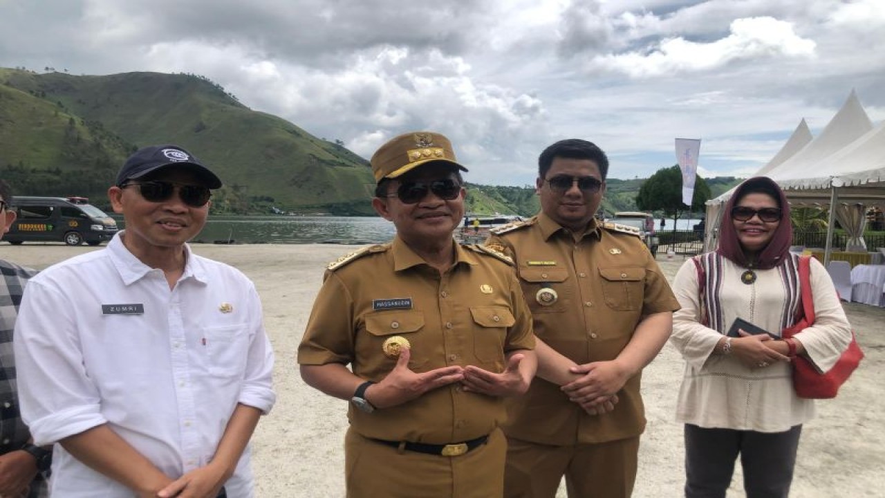 Pj Gubernur Sumatera Utara Hassanudin (kedua dari kanan) saat ditemui di Pantai Sinalsal, Tongging, Kabupaten Karo, Sumatera Utara, jelang pelaksanaan Kejuaraan Dunia Jetski Aquabike 2023, Selasa. (ANTARA/Roy Rosa Bachtiar)