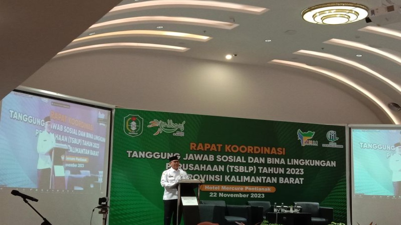 Asisten Administrasi dan Umum Sekretaris Daerah Kalbar (Asisten III) Alfian, saat memberikan sambutan rapat koordinasi "Tanggung Jawab Sosial dan Bina Lingkungan Perusahaan (TSBLP) tahun 2023" di Hotel Mercure Pontianak, Rabu (22/11/2023). (ANTARA/HO-Ira Kristina)