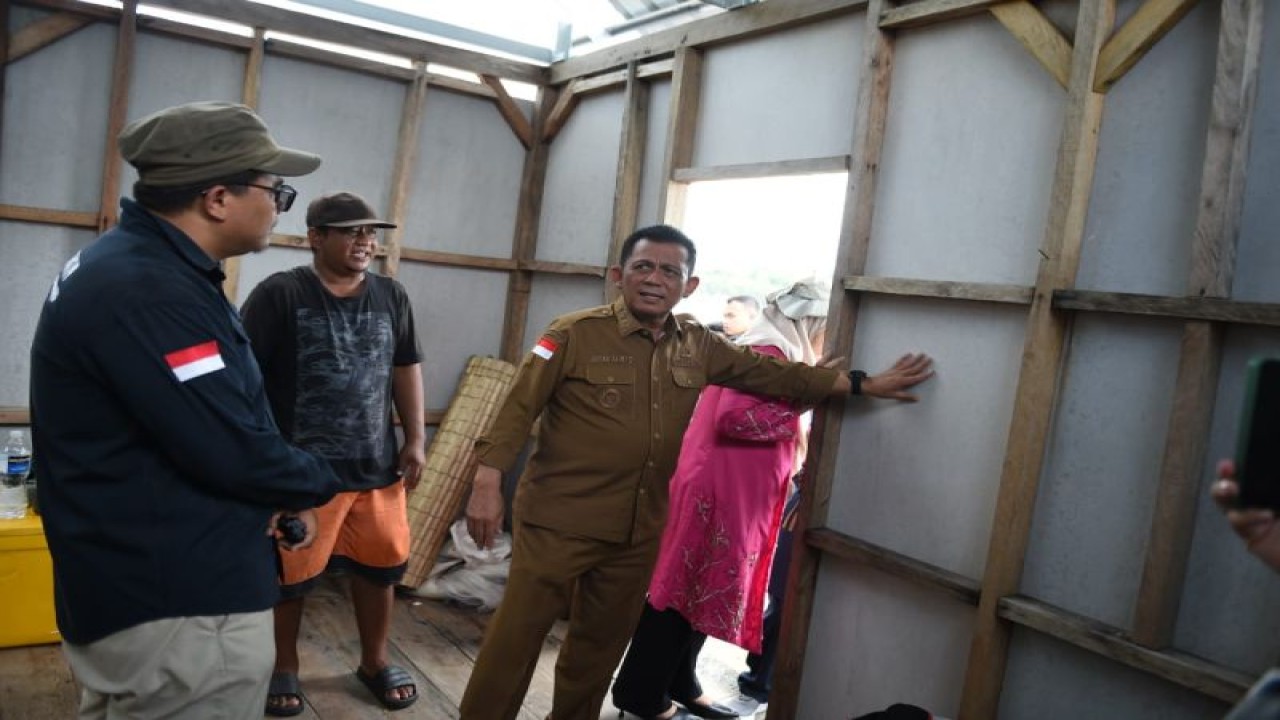 Gubernur Kepri Ansar Ahmad meninjau pembangunan rumah warga suku laut di Desa Tajur Biru, Lingga, Senin (20/11/2023). (ANTARA/HO-Humas Pemprov Kepri)