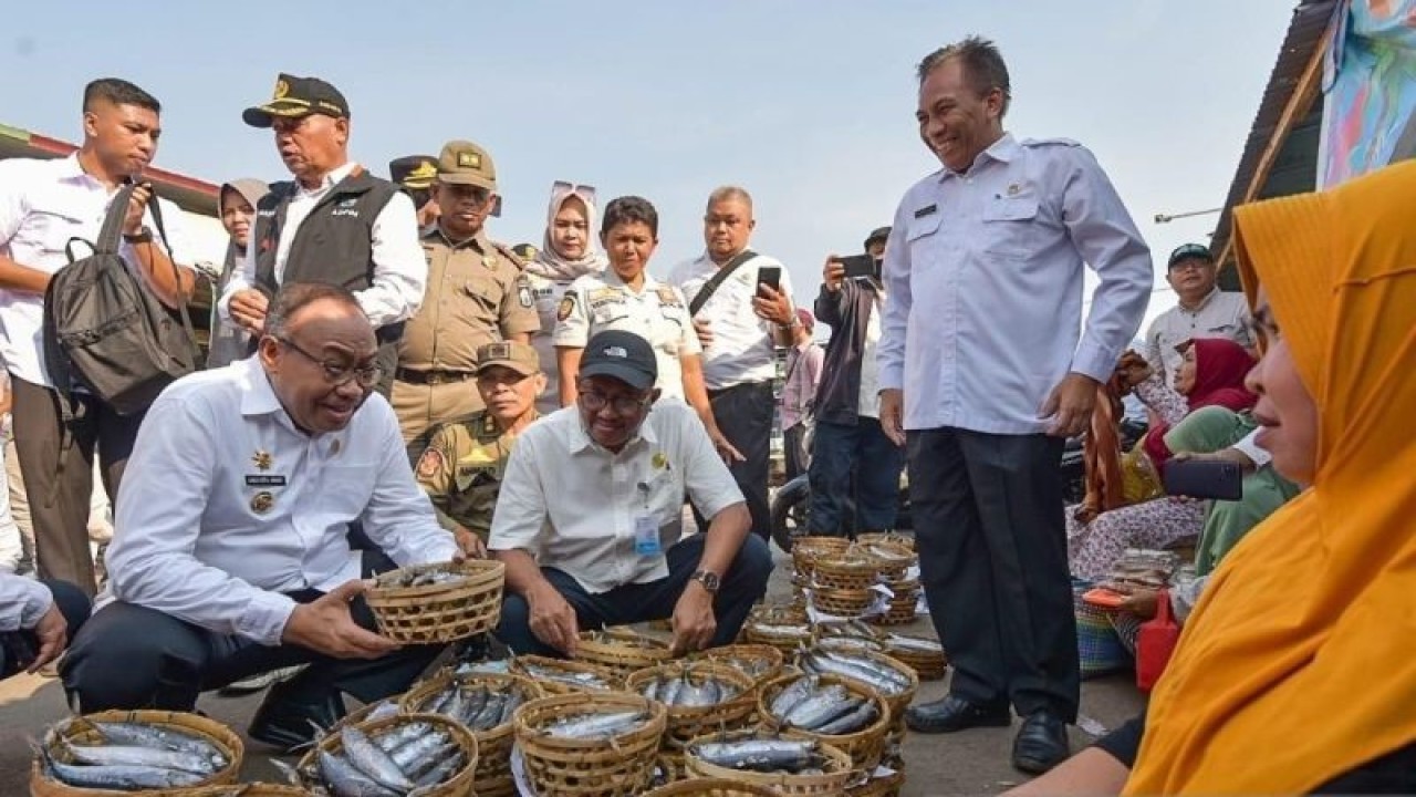 Penjabat Gubernur Nusa Tenggara Barat (NTB), Lalu Gita Ariadi (kiri) bersama Tim Pengendalian Inflasi Daerah (TPID) NTB mengecek stabilitas harga dan ketersediaan bahan pokok di Pasar Mandalika, Mataram, Rabu (1/11/2023). (ANTARA/Pemprov NTB).