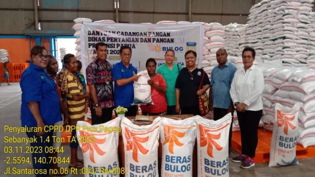 Kepala Dinas Pertanian dan Pangan Provinsi Papua Samuel Siriwa saat menyerahkan bantuan cadangan pangan di kota Jayapura (ANTARA/HO-Pemprov Papua)