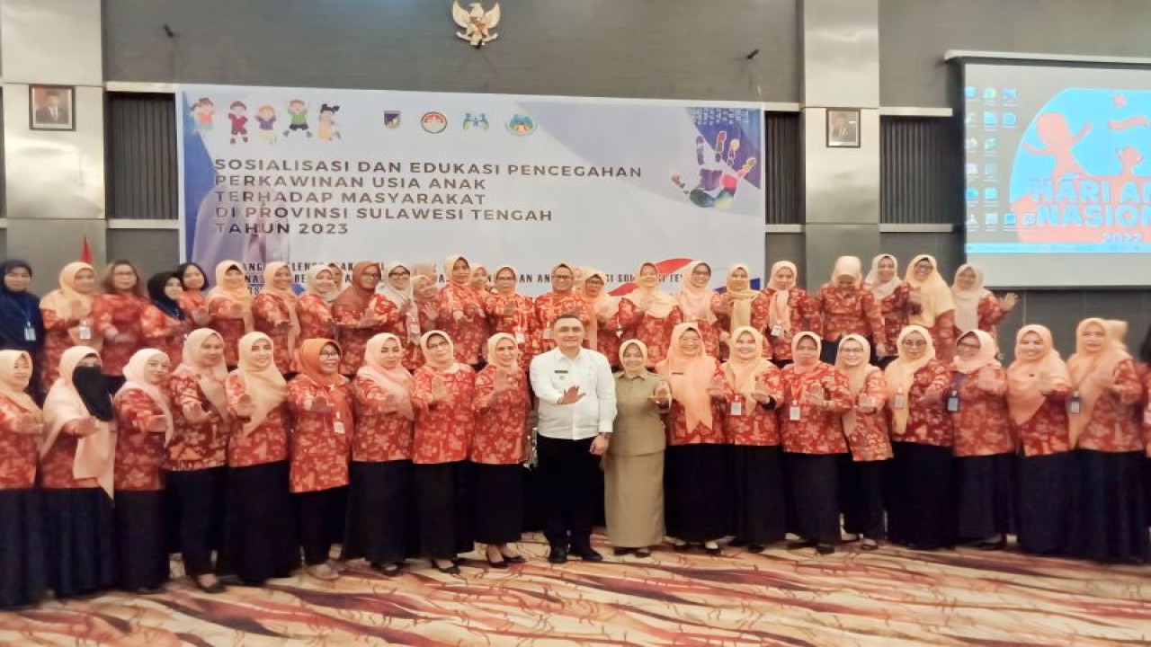 Foto bersama Asisten Bidang Administrasi Umum Setda Pemprov Sulteng Sadly Lesnusa bersama peserta sosialisasi pencegahan pernikahan usia anak (ANTARA/HO-Biro Administrasi Pimpinan Setda Pemprov Sulteng)