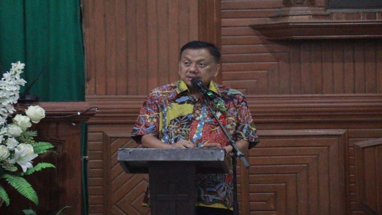 Gubernur Sulawesi Utara (Sulut) Olly Dondokambey mengatakan, pemerintah provinsi akan melaksanakan operasi pasar di kabupaten dan kota untuk mengantisipasi kenaikan harga bahan kebutuhan pokok. ANTARA/DKIPS (1)