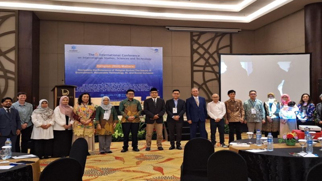 Foto bersama para peneliti dalam forum International Conference on Interreligious Studies, Sciences, and Technology (ICONIST) 2023 di Jakarta, Senin (6/11/2023). (ANTARA/HO-ICONIST)