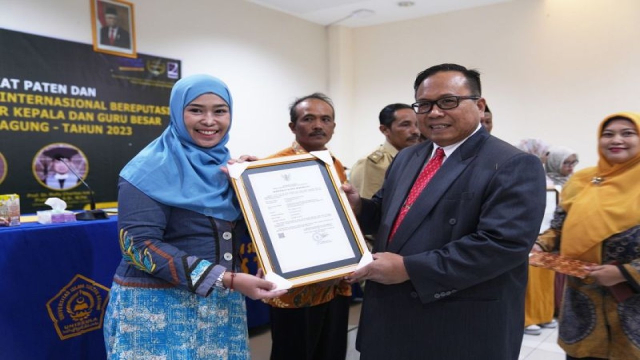 Rektor Universitas Islam Sultan Agung (Unissula) Semarang Prof Gunarto saat penyerahan hak paten untuk tim peneliti Unissula. (ANTARA/HO-Dok Unissula).