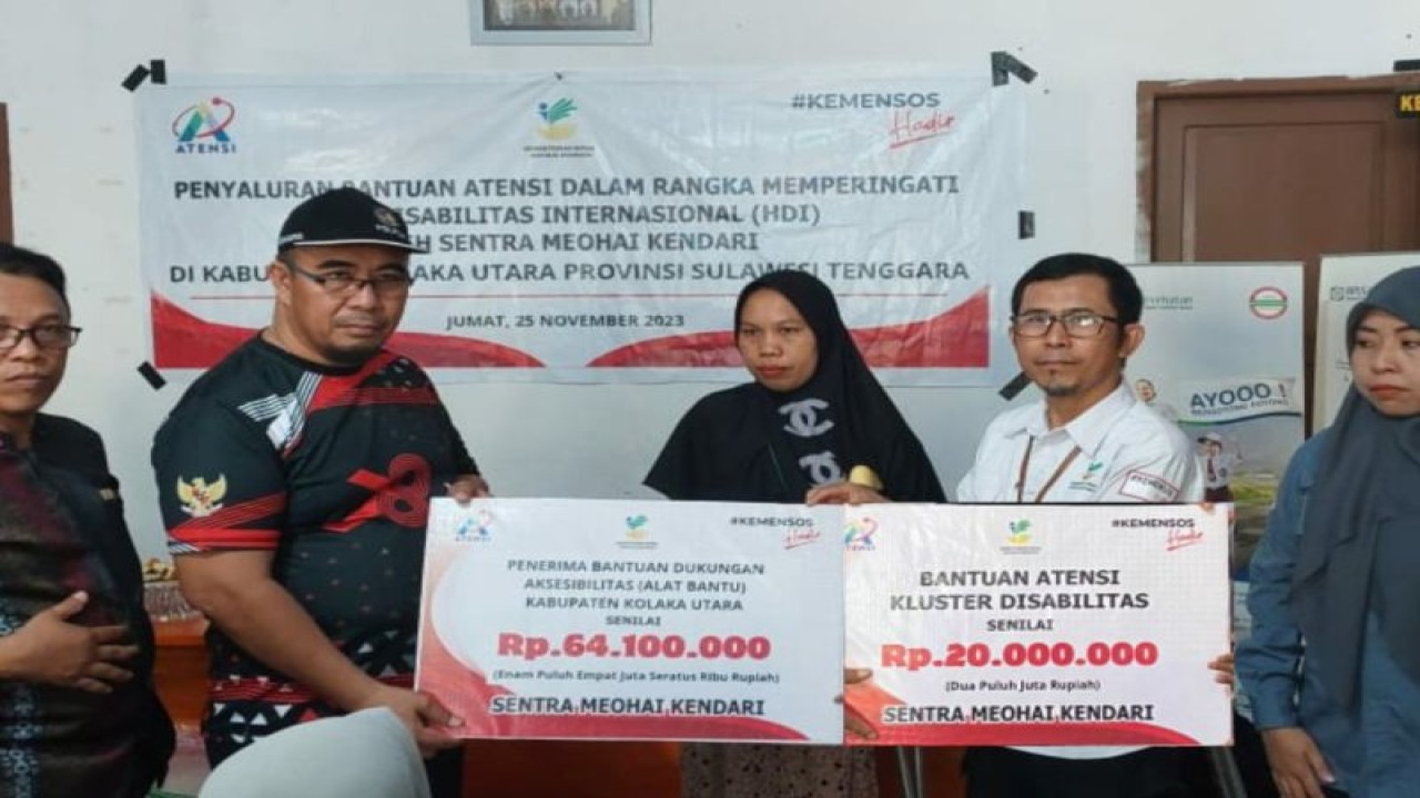Penerimaan bantuan Atensi secara simbolis di Kolaka Utara, Sultra. (ANTARA/HO-Sentra Meohai Kendari)