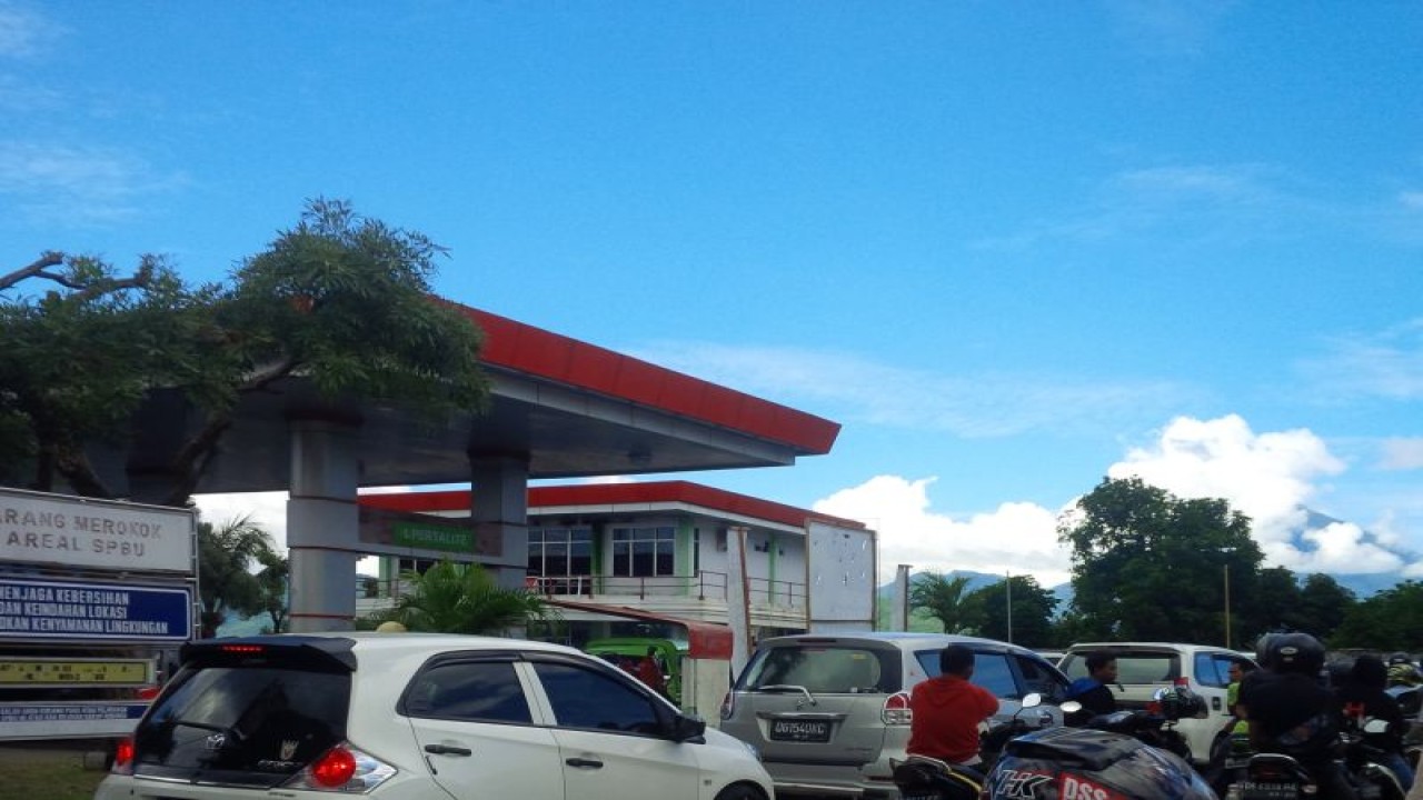 Sejumlah SPBU di Ternate nampak normal usai adanya pengumuman dari Pertamina terkait enurunan harga Bahan Bakar Minyak (BBM) non subsidi. ANTARA/Abdul Fatah