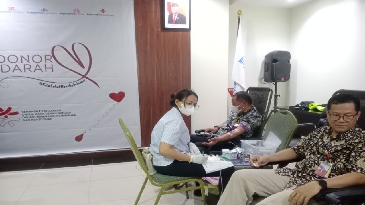 Kegiatan pelayanan donor darah untuk memperingati Hari Pahlawan di Bandara El Tari Kupang, Nusa Tenggara Timur, Jumat (10/11/2023). (ANTARA/Kornelis Kaha)