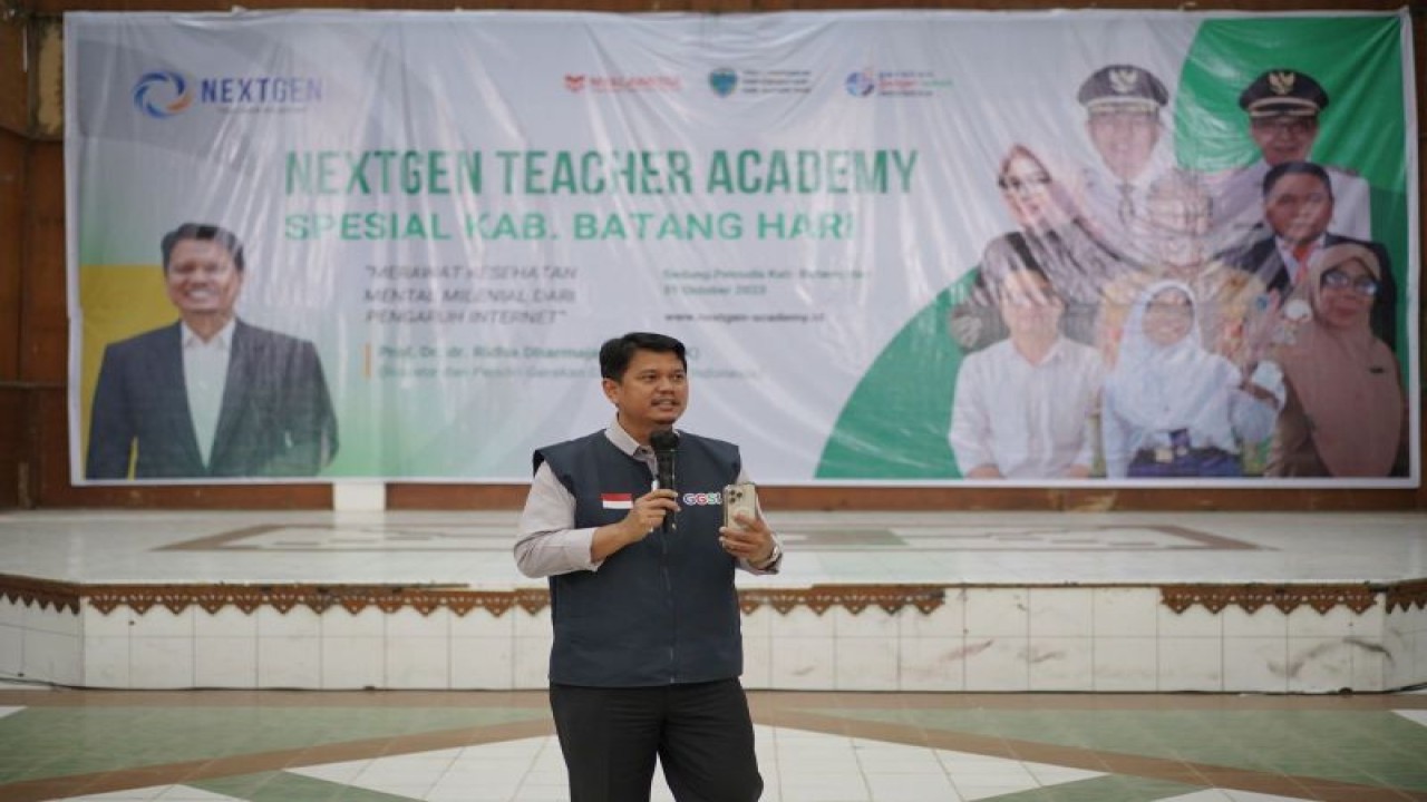 Inisiator Gerakan Gadget Sehat Indonesia (GGSI), Prof.Dr.dr Ridha Dharmajaya Sp BS (K) pada saat memberikan penyuluhan kepada guru-guru di Jambi. (ANTARA/HO-GGSI)