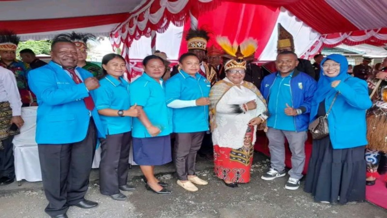 Pengurus DPD KNPI bersama Penjabat Gubernur Papua Tengah Ribka Haluk. (Dokumen pribadi)