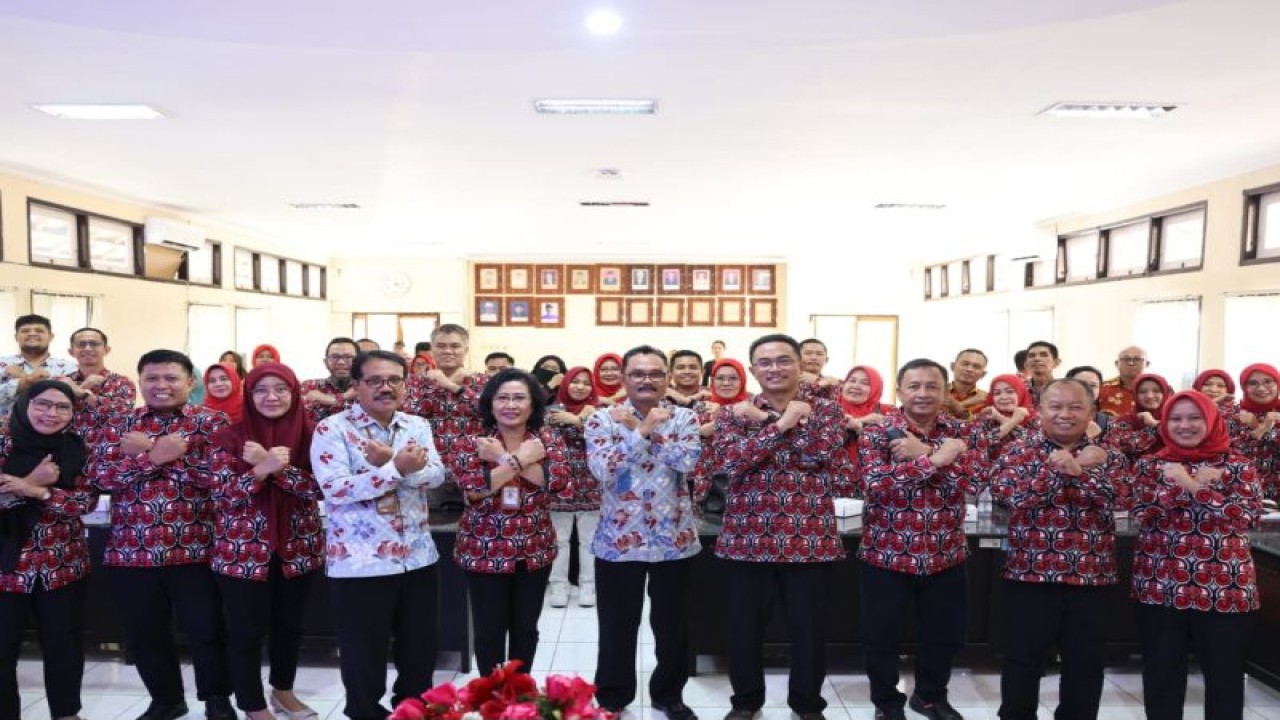 Pengurus Perkumpulan Keluarga Berencana Indonesia (PKBI) yang telah dikukuhkan di Bali pada Sabtu (4/11/2023). (ANTARA/HO-BKKBN)