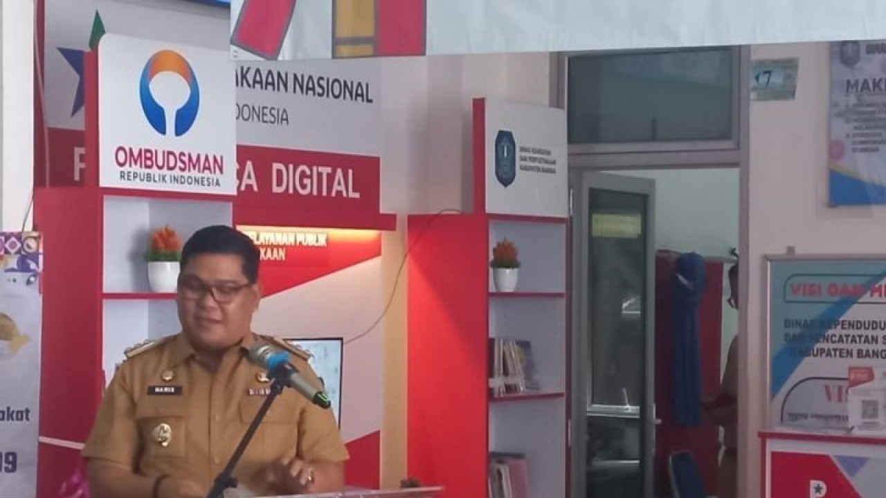 Penjabat Bupati Bangka M Haris meresmikan pojok baca digital (pocadi) (ANTARA/Kasmono)