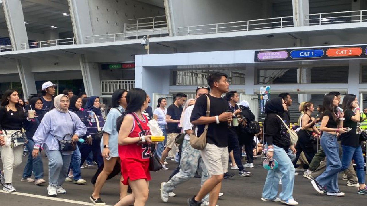 Para penonton konser Coldplay berlarian menuju pintu masuk di Stadion Utama Gelora Bung Karno, Jakarta, Rabu (15/11/2023). (ANTARA/Pamela Sakina)