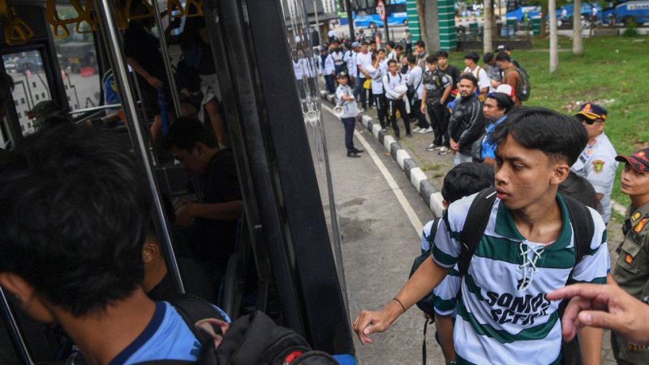 Penonton antre menaiki shuttle bus untuk menyaksikan Piala Dunia U-17 2023 di Gedong Budaya Soreang, Kabupaten Bandung, Jawa Barat, Selasa (14/11/2023). Pemkab Bandung menyediakan layanan bus pengumpan (shuttle bus) gratis sebanyak 30 unit selama penyelenggaraan Piala Dunia U-17 yang digelar di Stadion Si Jalak Harupat pada 11-21 November 2023. ANTARA FOTO/Wahyu Putro A/aww.