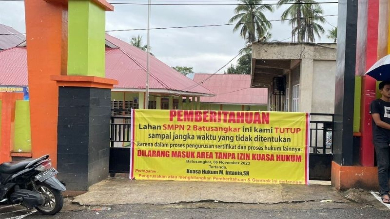 Penutupan Sekolah Menengah Pertama Negeri (SMPN) 2 Batusangkar.  (ANTARA/Etri Saputra)