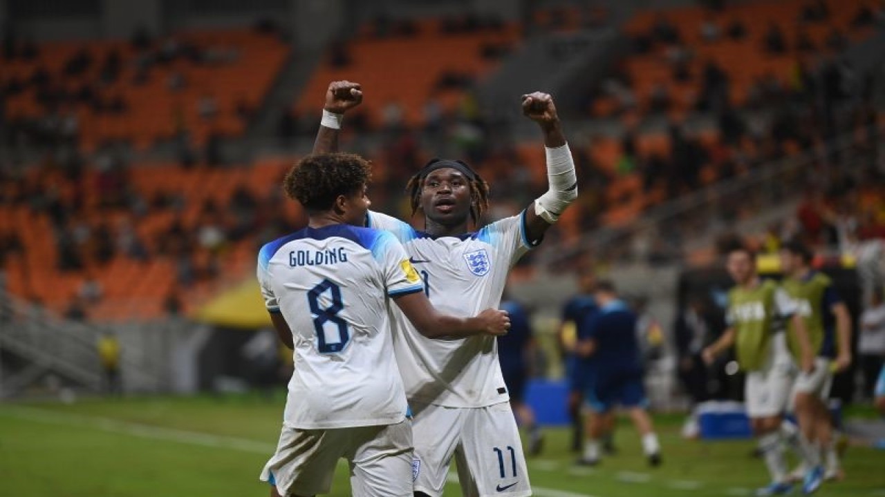Pesepak bola Timnas Inggris Joel Ndala (kanan) dan Michael Golding (kiri) meluapkan kegembiraan usal laga melawan Timnas Iran dalam laga penyisihan Grup C Piala Dunia U-17 di Jakarta International Stadium, Jakarta, Selasa (14/11/2023). ANTARA FOTO/Akbar Nugroho Gumay/YU