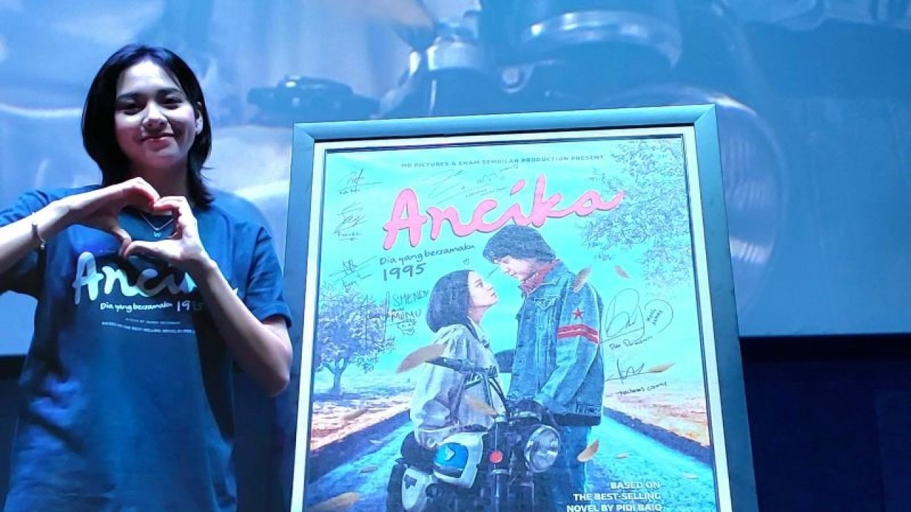 Personel JKT 48 Azizi Asadel atau Zee saat konferensi pers peluncuran trailer resmi film "Ancika Dia yang Bersamaku 1995" di Jakarta, Rabu (22/11/2023) (ANTARA/Fitra Ashari)