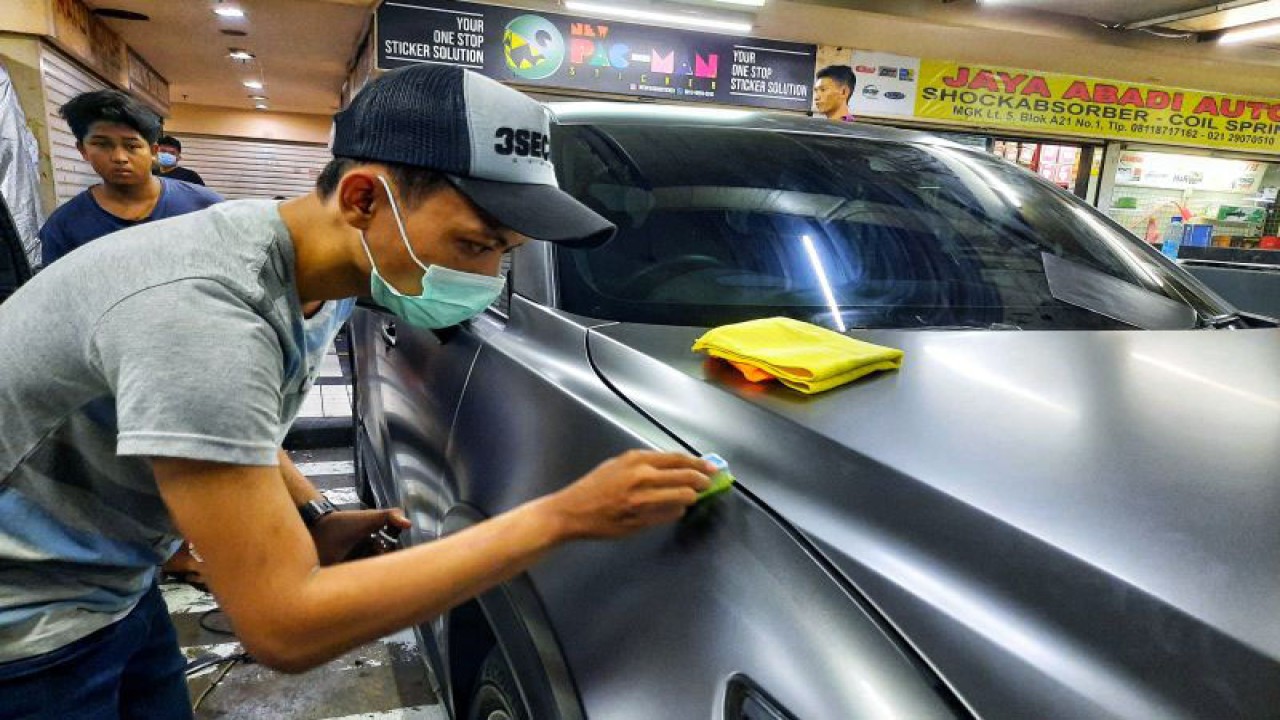 Ilustrasi-Melakukan perawatan pada bodi kendaraan (ANTARA/Chairul Rohman)