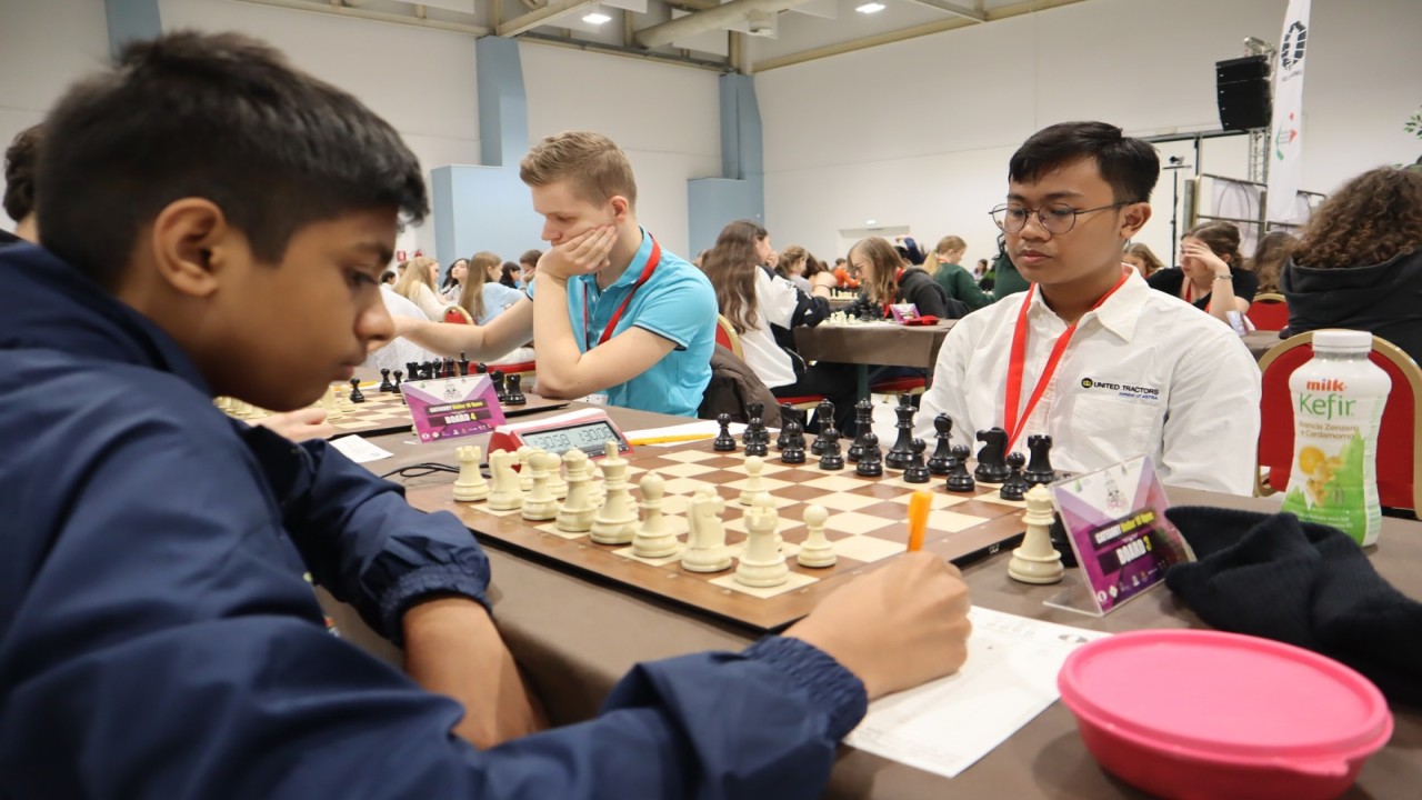 MI Aditya Bagus Arfan saat menghadapi pecatur India MI AR Ilamparthi (2385) pada babak ke-5 Kejuaraan Dunia Catur Remaja (World Youth Chess Championship) 2023/Foto: Kristianus Liem