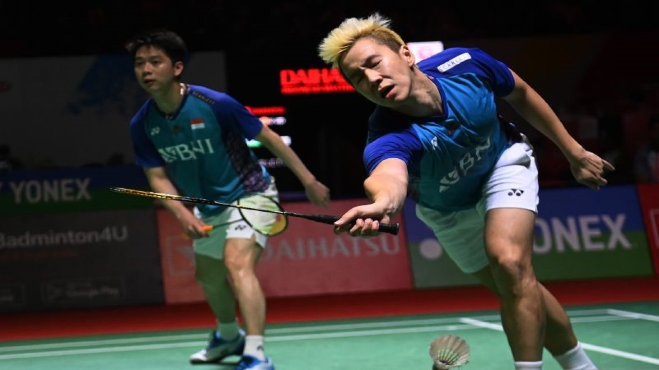 Pebulu tangkis ganda putra Indonesia Marcus Gideon (kanan) didampingi rekannya Kevin Sanjaya (kiri) gagal mengembalikan kok ke arah pebulu tangkis ganda putra China Liu Yu Chen dan Ou Xuan Yi dalam babak 16 besar turnamen Daihatsu Indonesia Masters 2023 di Istora Gelora Bung Karno, Jakarta, Kamis (26/1/2023). ANTARA FOTO/Indrianto Eko Suwarso/hp.