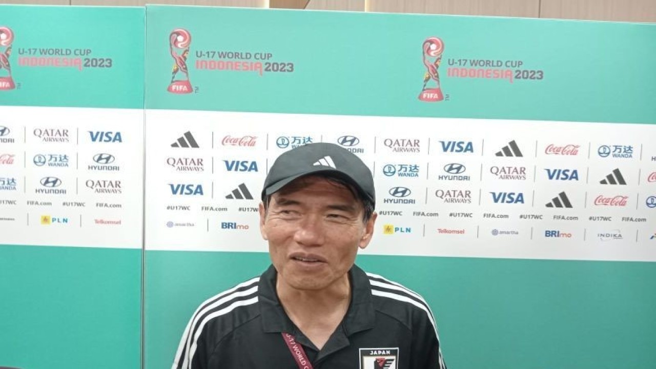 Pelatih tim nasional Jepang U-17 Yoshiro Moriyama menjawab pertanyaan pewarta di mixed zone Stadion Si Jalak Harupat, Kabupaten Bandung, Sabtu (11/11/2023). (ANTARA/RAUF ADIPATI)