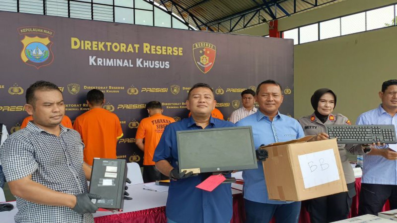 Konferensi pers pengungkapan komplotan pencurian data nasabah yang menimbulkan kerugian mencapai puluhan miliar rupiah. (ANTARA/Yude)