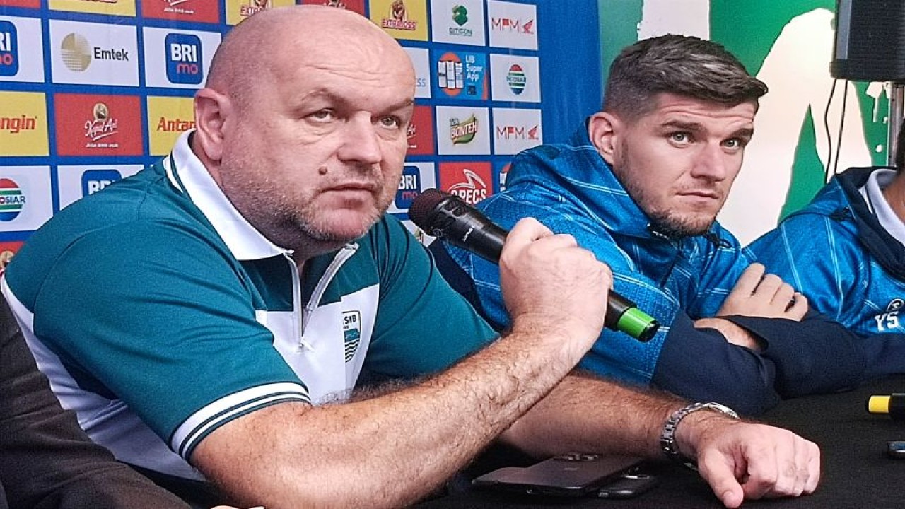 Pelatih Persib Bandung Bojan Hodak (kiri) bersama pemainnya Nick Kuipers (kanan) saat konferensi pers di Surabaya, Jumat (6/10/2023). (ANTARA/Naufal Ammar Imaduddin)