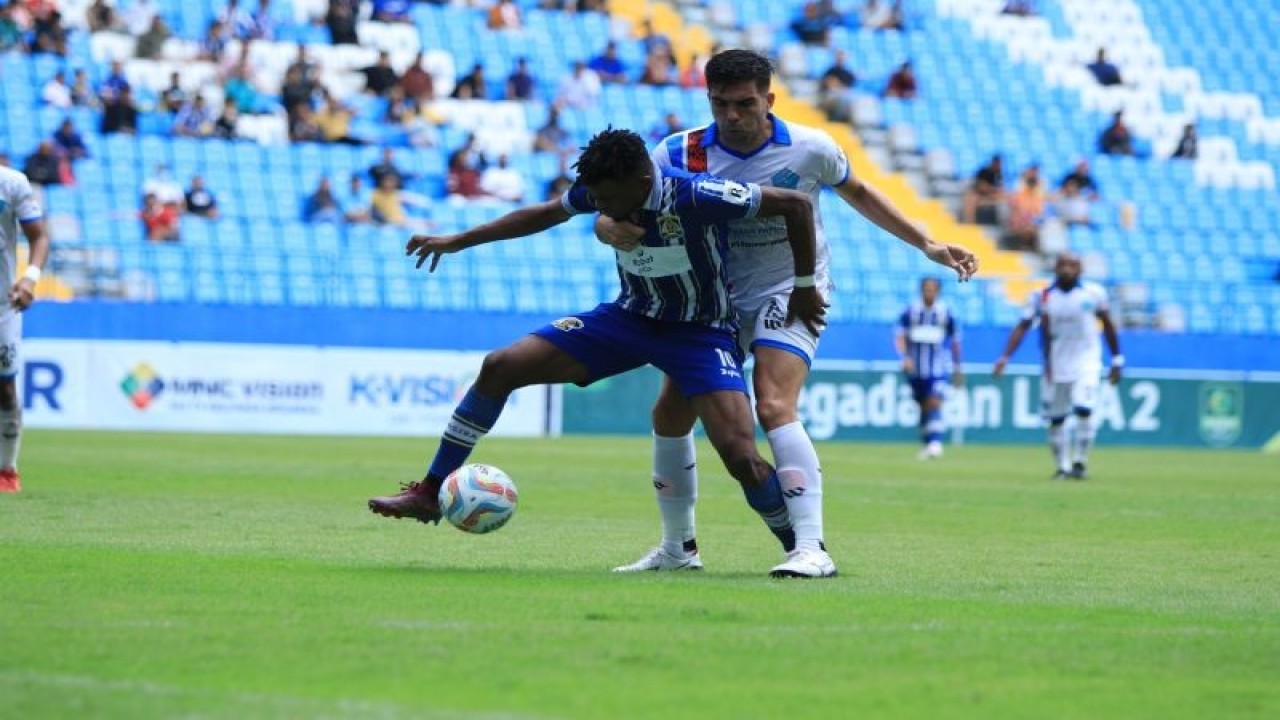 Striker Persiba Sunday Longdji berusaha keluar dari kawalan bek PSBS Fabiano Rosa Beltram dalam lagi Liga 2 di Stadion Batakan Kamis 23/11/2023. (ANTARA/HO-Persiba)