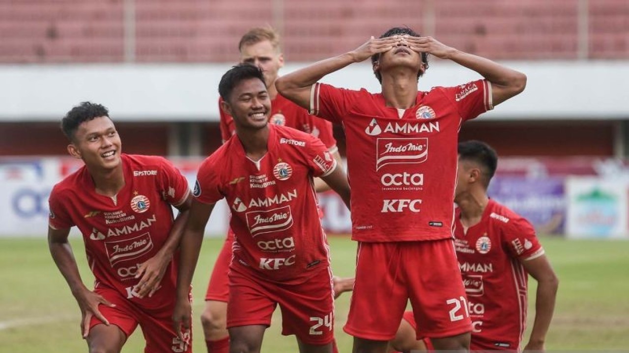 Arsip - Pesepak bola Persija Jakarta Alfriyanto Nico (kanan) melakukan selebrasi bersama rekannya usai mencetak gol ke gawang Persebaya Surabaya pada pertandingan Liga 1 di Stadion Maguwoharjo, Sleman, DI Yogyakarta, Jumat (16/12/2022). Pertandingan tersebut berakhir imbang dengan skor 1-1. ANTARA FOTO/Hendra Nurdiyansyah/aww.