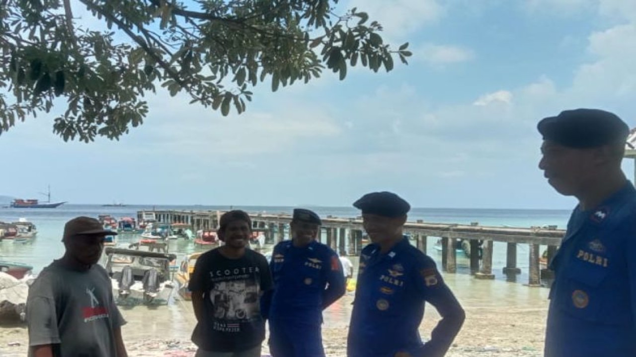 Personel Ditpolairud Polda Maluku sambangi warga pesisir sampaikan pesan kamtibmas, di Salahutu, Maltemg, Rabu. (ANTARA/Winda Herman)
