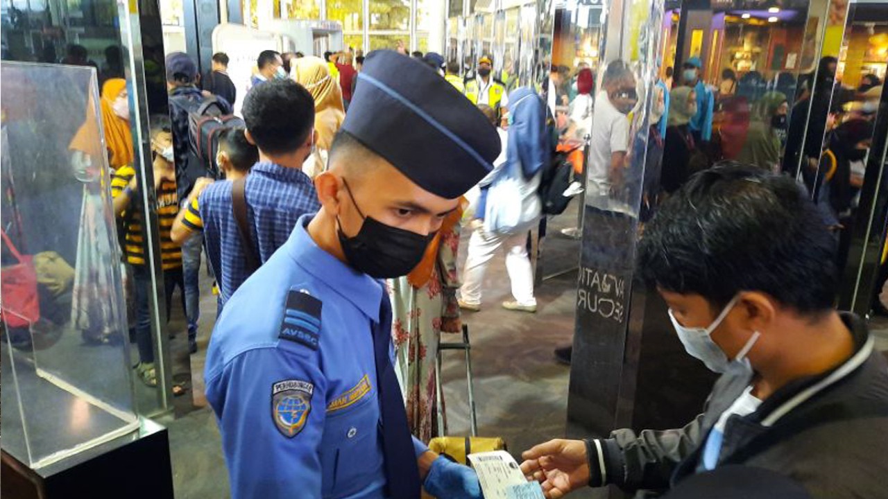 Ilustrasi - Petugas saat melakukan pemeriksaan terhadap calon penumpang terkait kedokumenan di Terminal Bandara Soetta, Tangerang, Banten. (ANTARA/Azmi)