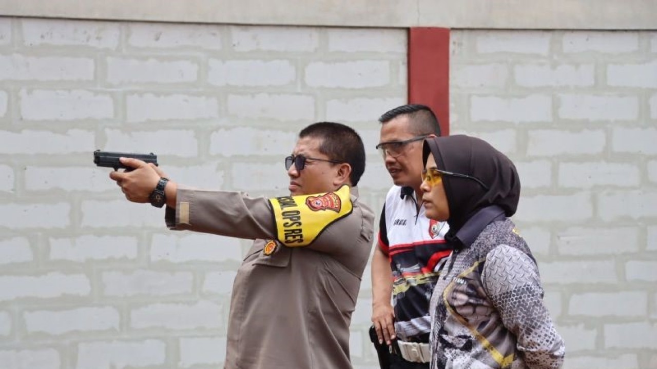 Personel Polres Sukabumi Kota saat latihan menembak di Lapang Tembak Wira Satya Adhipradana Setukpa Lemdiklat Polri Sukabumi pada Rabu, (1/11). Antara/Aditya Rohman