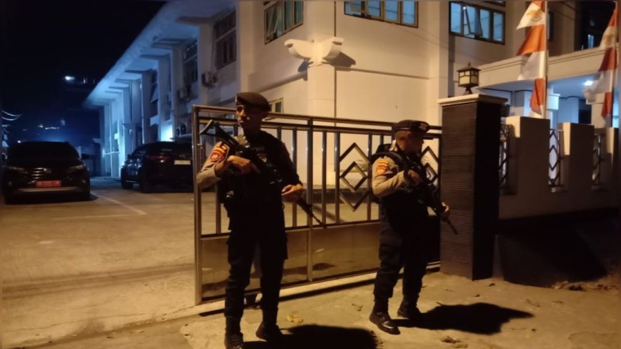 Personel Satgas OMB Polda Maluku saat mengamankan melekat di kantor KPU Maluku, Ambon, Senin. (ANTARA/Winda Herman)