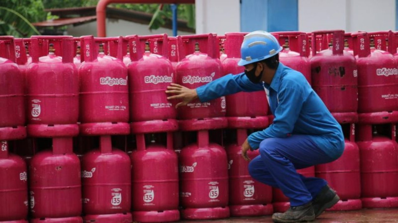 Ilustrasi - Petugas Pertamina menata tabung Bright Gas sebelum dipasarkan. ANTARA/HO-Pertamina