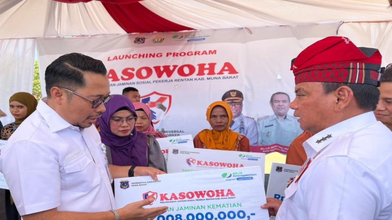 Pj.Gubernur Sultra Andap Budhi Revianto saat menghadiri peluncuran program Jamsostek Ketenagakerjaan yang diselenggarakan Pemda Muna Barat bekerjasana dengan BPJS Ketenagakerjaan (Jamsostek). (Antara/HO-Humas Biro Adpim Sultra)