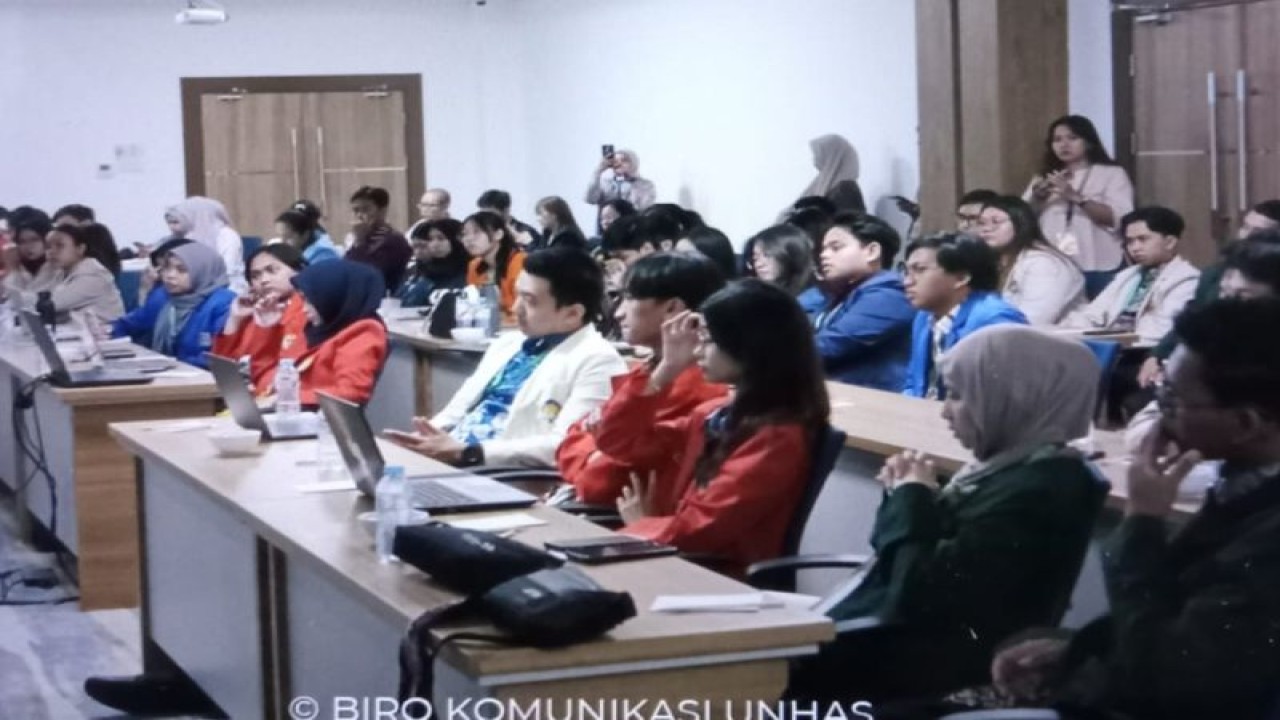 Para peserta Student Camp NUNI serius mengikuti rangkaian kegiatan selama tiga hari di Makassar, 21-23 November 2023. (ANTARA/HO-Unhas)
