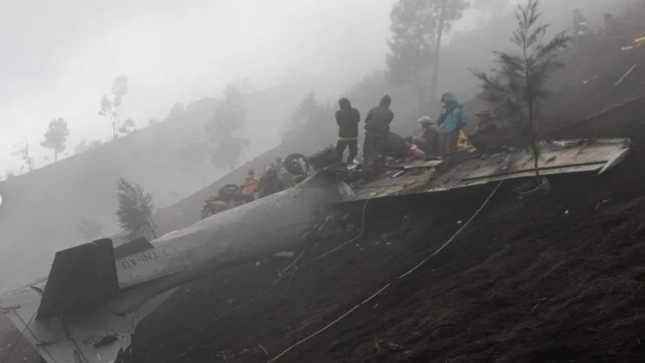 Warga berada di dekat bangkai pesawat tempur taktis EMB-314 Super Tucano TNI AU yang mengalami kecelakaan di Pasuruan, Jawa Timur, Jumat (17/11/2023). ANTARA FOTO/Umarul Faruq/sgd/tom.