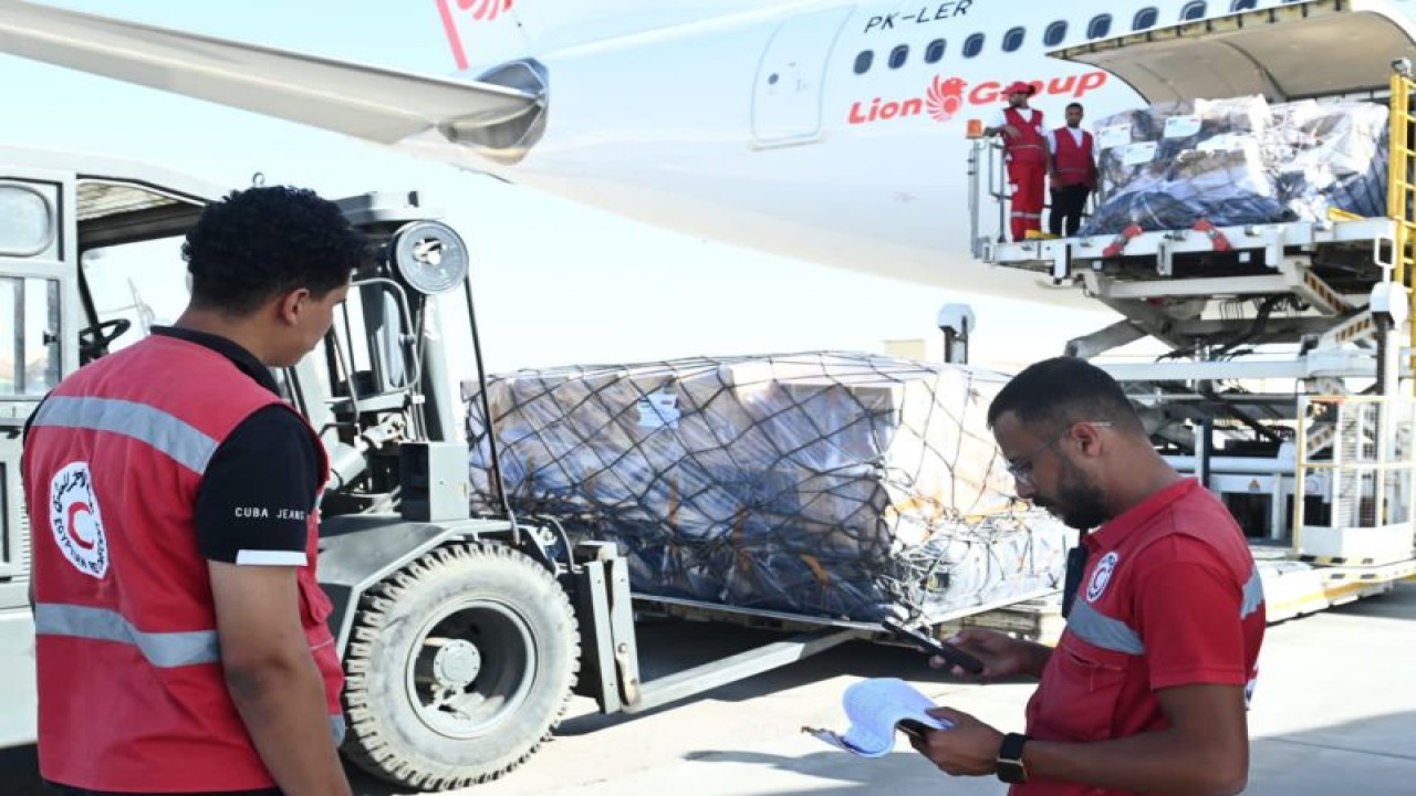 Bantuan kemanusiaan Indonesia untuk korban konflik di Gaza tiba di Bandara El Arish, Mesir, pada Senin (6/11/2023). (ANTARA/HO-Biro Pers Sekretariat Presiden)