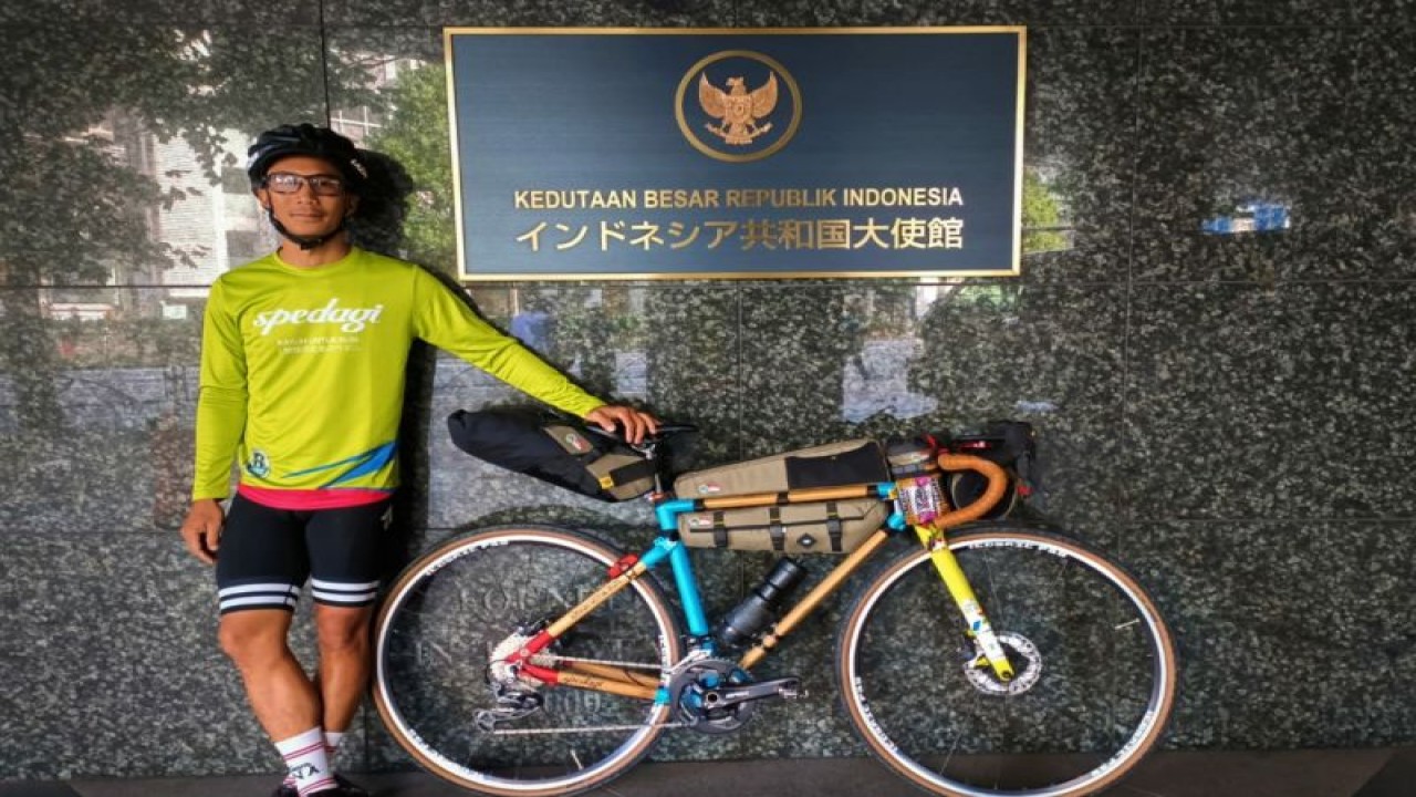 Pesepeda Indonesia Wisli Sagara berpose di depan KBRI Tokyo (KBRI Tokyo)