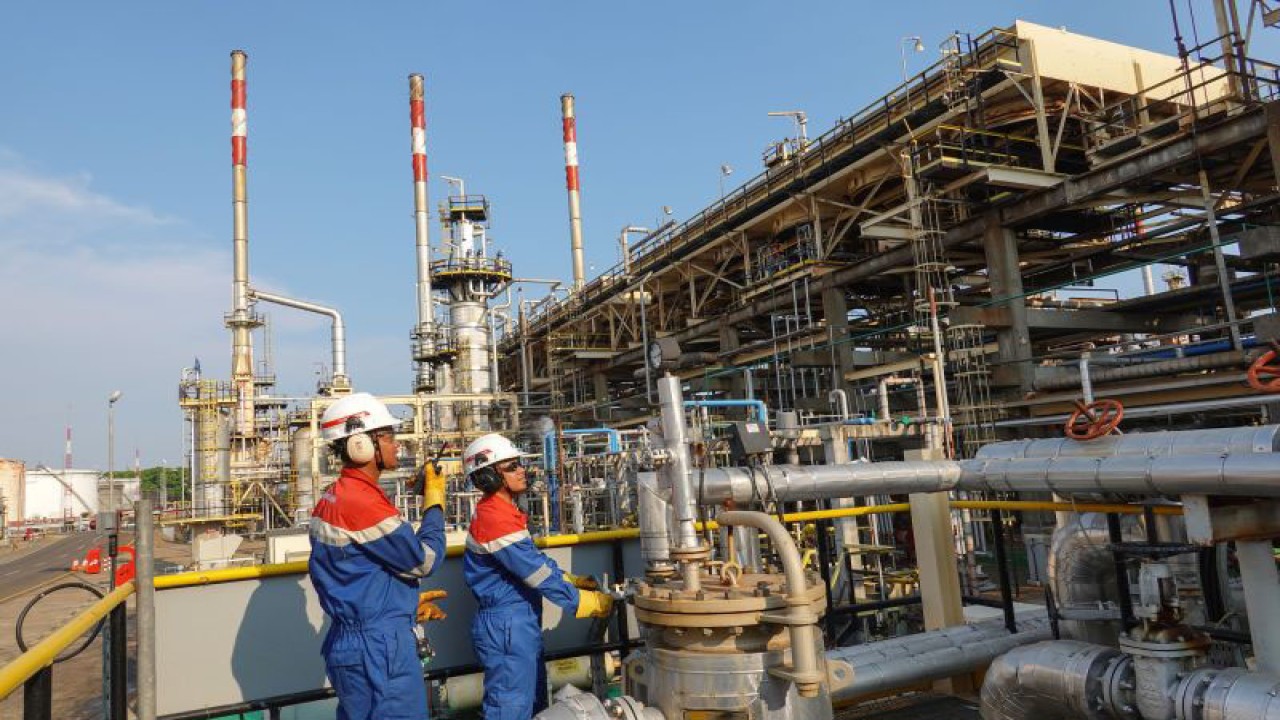 Petugas melakukan pemeriksaan di unit Treated Distillate Hydro Treating (TDHT) Green Refinery PT Kilang Pertamina Internasional (KPI) RU IV Cilacap, Jawa Tengah, Kamis (2/11/2023). . ANTARA FOTO/Idhad Zakaria/foc. (ANTARA FOTO/IDHAD ZAKARIA)