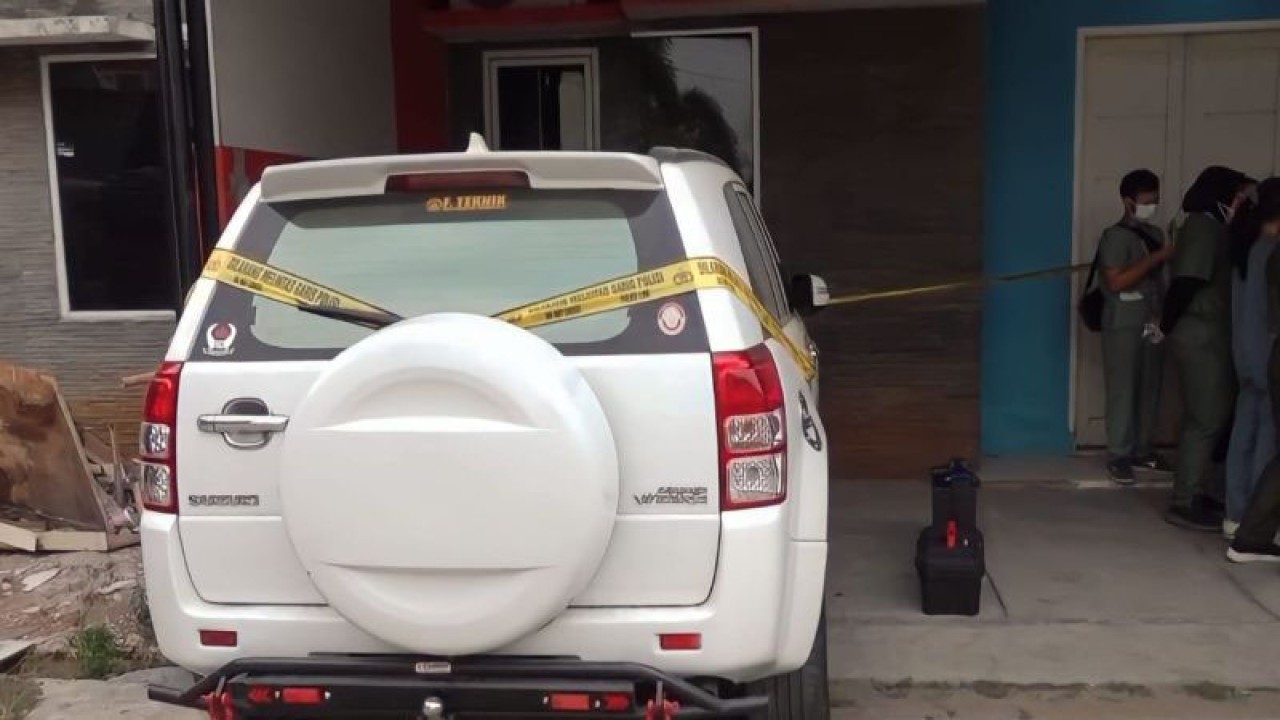 Petugas memasang garis polisi di sebuah rumah yang diduga tempat aborsi, di salah satu perumahan, Jalan Tanah Merdeka, Kelurahan Rambutan, Kecamatan Ciracas, Jakarta Timur, Kamis (2/11/2023). ANTARA/Syaiful Hakim