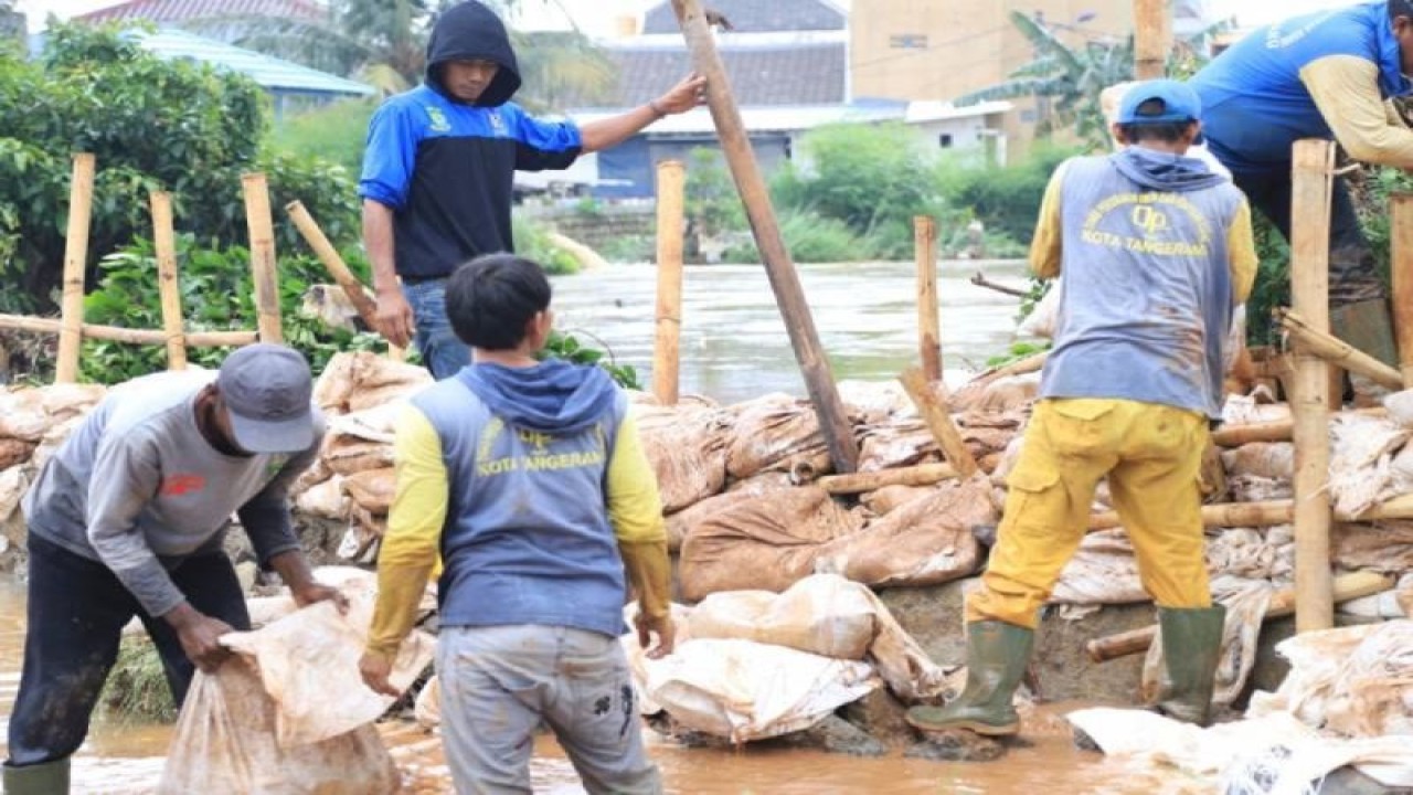 Petugas sedang memasang kisdam dalam mengatasi banjir di pemukiman warga beberapa waktu lalu. ANTARA/HO-Pemkot