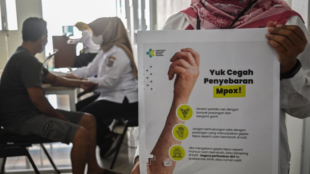 Petugas kesehatan menyosialisasikan penyakit cacar monyet kepada masyarakat di Puskesmas Kedaung, Tangerang Selatan, Banten, Rabu (1/11/2023). ANTARA FOTO/Sulthony Hasanuddin/foc.